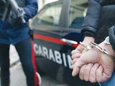 26enne rapina un uomo in una sala giochi poi fugge:  ma viene rintracciato e arrestato dai carabinieri