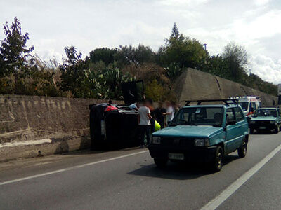 Drammatico incidente sulla Palermo-Agrigento: un auto cappotta e il conducente rimane incastrato.