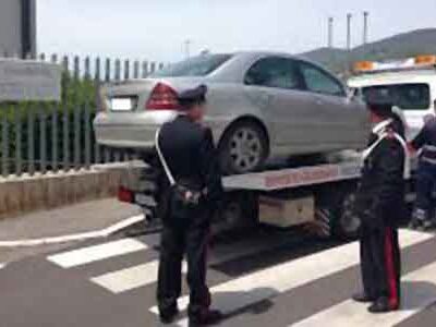 Comandante dei vigili urbani “beccato” senza assicurazione e revisione: i carabinieri gli sequestrano l’auto