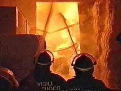 Appiccano il fuoco in un ufficio del Comune per bruciare le “cartelle esattoriali”: due arresti