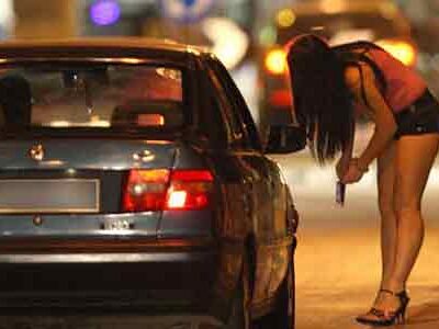 Trapani dichiara guerra alla prostituzione: multe di 250€ per “lucciole” e clienti