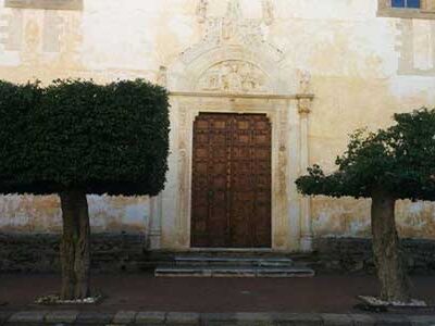 Alberi davanti al portale del Laurana, Bellanca: “Potatura invasiva”, Monte: “L’albero era marcio”