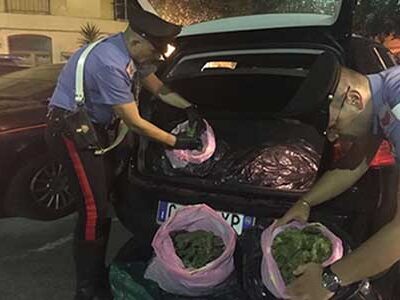 Non si ferma all’alt dei carabinieri, inseguito viene trovato con 20 chili di droga nel bagagliaio: arrestato