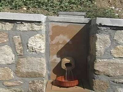 Riapre al traffico la Via Porta di Mare dopo lavori di consolidamento: torna alla luce l’antica fontana “Acqua di l’occhi”