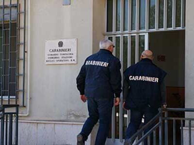 Un uomo e la sua compagna (FOTO), ambedue ubriachi, aggrediscono i carabinieri: arrestati