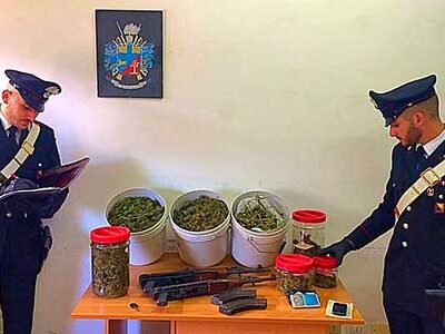 I carabinieri trovano un arsenale bellico: Kalashnikov , bombe e droga in un garage