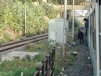Orrore sui binari: un ragazzo di 16 anni è stato travolto da un treno