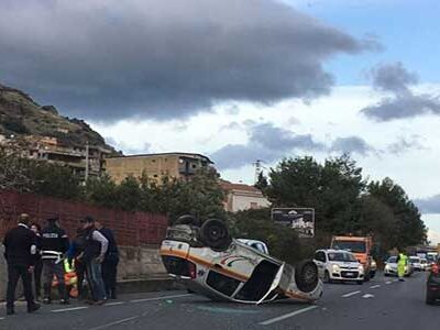 Ancora un incidente sulla Palermo-Agrigento, un auto-ambulanza con un malato si cappotta