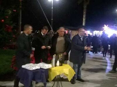 Si inaugura l’albero di Natale in piazza. L’attacco gratuito dell’opposizione: “E’ stata passerella”