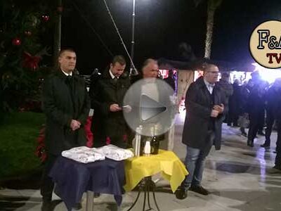 Inaugurato e acceso, ieri sera l’albero di Natale in piazza A. Scandaliato -VIDEO