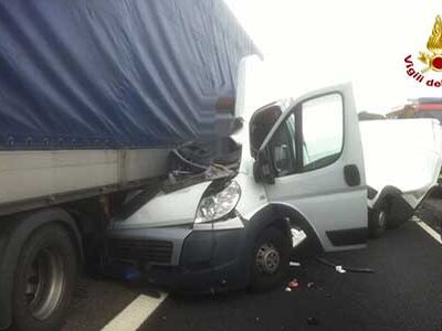 Gravissimo incidente: muore un giovane di 30 anni, il suo furgone si incastra sotto un camion