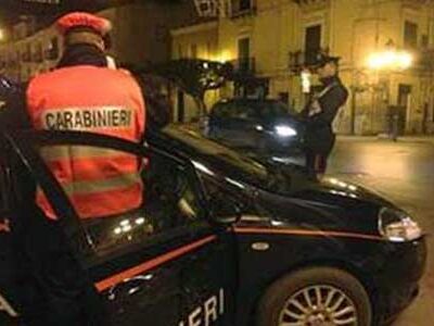 Scappa all’Alt dei Carabinieri senza patente né assicurazione: Meccanico 23enne in manette
