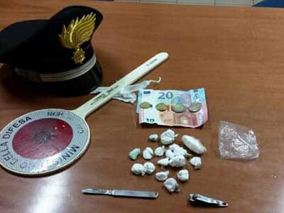 16enne trovato con 17 ovuli di cocaina nel giubbotto: arrestato per spaccio