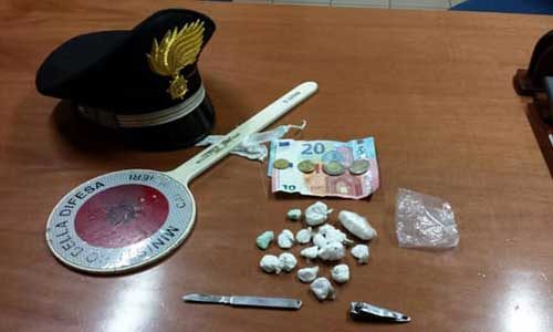 16enne trovato con 17 ovuli di cocaina nel giubbotto: arrestato per spaccio