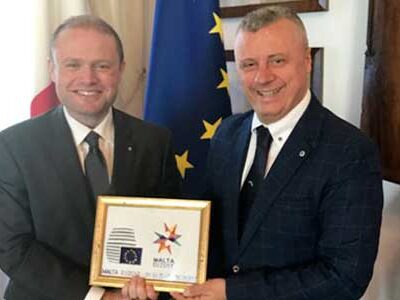 Bellanca consegna una targa in ceramica di Sciacca al Presidente di turno del Consiglio dell’Unione Europea