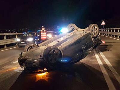 Rocambolesco incidente sulla Sciacca Palermo, cinque auto coinvolte, due ribaltate e diversi i feriti