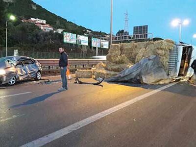 Incidente sulla Palermo – Mazara. Camion perde balle di fieno e si scontra con auto: due  feriti