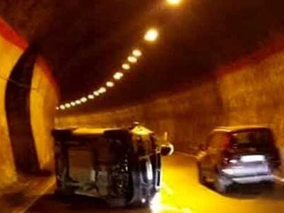 A19 Mazara del Vallo- Palermo. Un auto si cappotta in galleria: un giovane rimane ferito