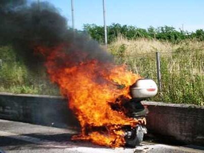Tribunale di Sciacca, 50enne condannato: i Carabinieri gli sequestrano il motorino e lui lo cosparge di benzina e gli dà fuoco