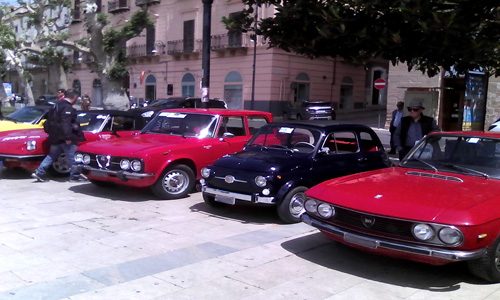Spettacolo in piazza Scandaliato: Raduno spontaneo di auto storiche!