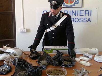 I carabinieri arrestano un’intera famiglia: Padre e figli specializzati nello spaccio di droga: sequestrati 2Kg e mezzo di marijuana