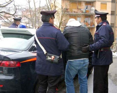 Tenta di rubare un motorino, ma viene scoperto: tenta di aggredire il proprietario che lo “blocca” e chiama i Carabinieri per farlo arrestare
