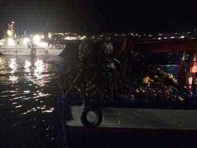La Guardia Costiera blocca e sanziona un motopesca tunisino intento a pescare nelle acque italiane