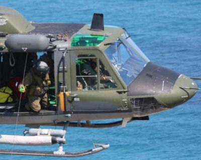 “Guerra del pesce”. due pescherecci “attaccati” da una nave tunisina: interviene un elicottero militare italiano e li salva