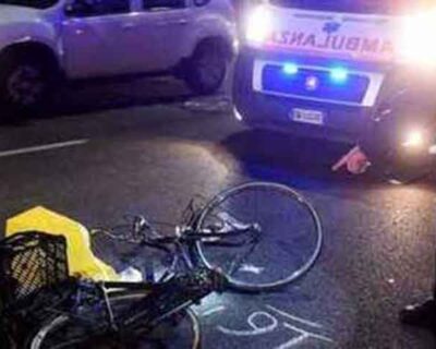 Muore sul colpo un 41enne in bicicletta tamponato e travolto da un’auto