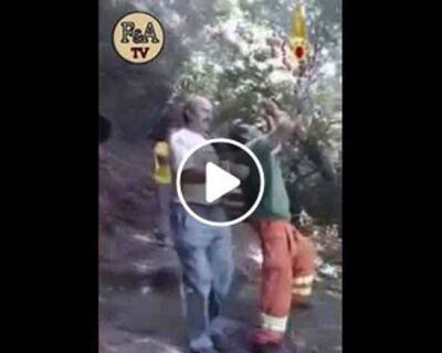 Spettacolare salvataggio con un elicottero dei vigili del fuoco di una turista che cade sugli scogli – VIDEO