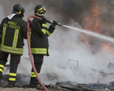 Erano i volontari dei vigili del  fuoco per 10 euro ad appiccare il fuoco: un arresto e 14 indagati