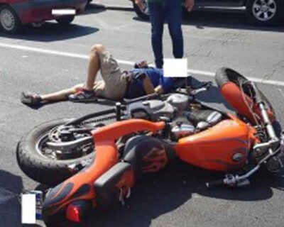 Scontro con forte botto tra un’auto e una moto: ferito il motociclista