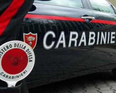 76enne suona “trombette”, lancia un vaso sui carabinieri e poi fugge a “folle velocità” con l’auto: arrestato