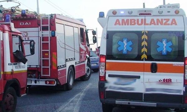 Tragedia sfiorata sull’A29: auto con intera famiglia vola giù dal viadotto: 3 i feriti estratti dai pompieri