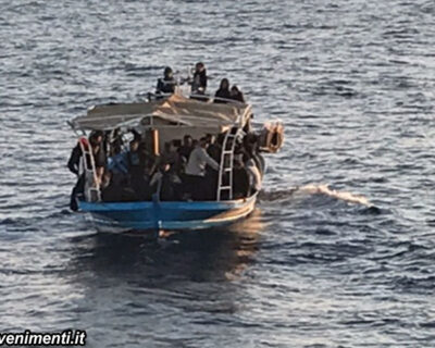 Stavano per sbarcare: Carabinieri bloccano 50 magrebini su un barcone a pochi metri dalla costa
