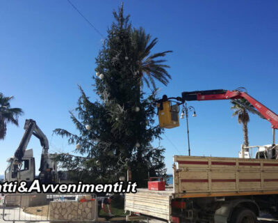 Natale Saccense 2017: Domani conferenza, intanto si monta l’albero e il mercatino in piazza Scandaliato