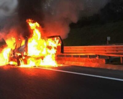 Un’auto è andata a fuoco sull’autostrada Catania Messina, in questo momento sta ancora bruciando
