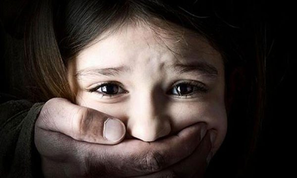 Facevano prostituire la figlia di 9 anni per 25 euro: Arrestati genitori e due clienti pedofili