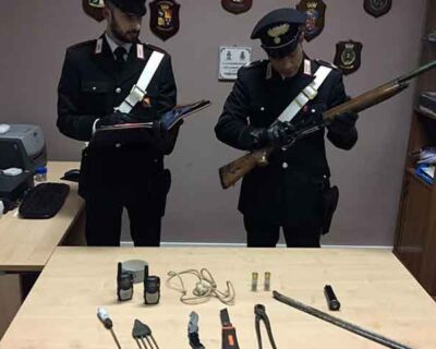 Armati di fucile scappano all’alt e tentano di speronare i carabinieri: 3 uomini arrestati dopo lungo inseguimento