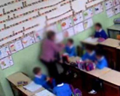 Insulti, minacce e botte su bambini di una scuola elementare: Quattro maestre violente sospese