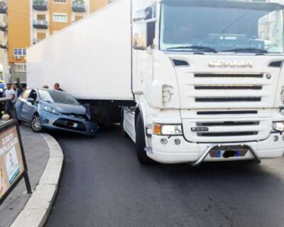 Rocambolesco incidente. Un camion “schiaccia” un auto che gli finisce sotto: ferito il conducente