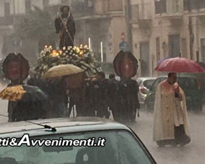 Alcamo. Venerano il “santo della pioggia” e infatti piove: nubifragio sulla città, celebrazioni spostate in Chiesa