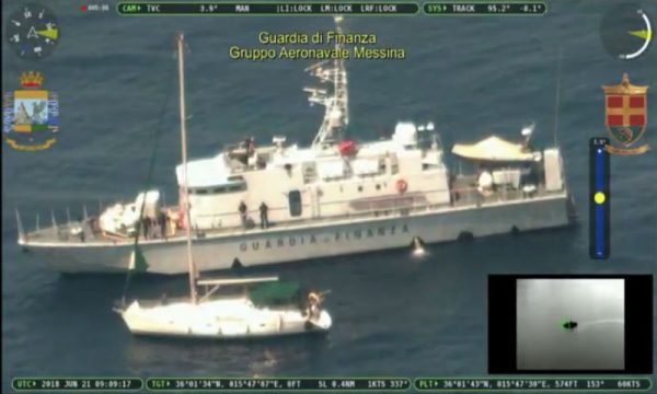 Scafisti turchi su barca a vela si fingono ricchi turisti e fanno sbarcare 70 pachistani: fermati dalla GDF