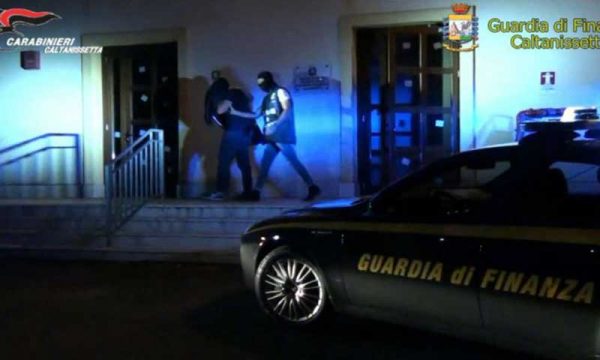 San Cataldo. Appalto rifiuti truccato: 16 arrestati tra funzionari del Comune, presunti mafiosi e un carabiniere