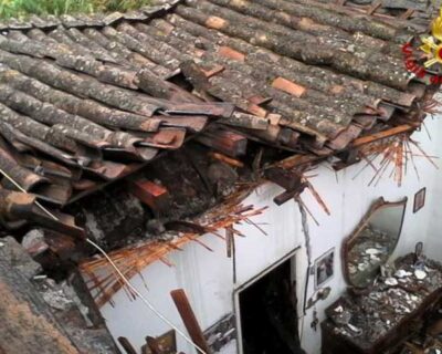 Catania. Maltempo, crolla il tetto di una casa: anziana estratta viva dalle macerie – Video Vigili del fuoco