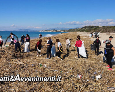 Ribera. WWF e semplici cittadini ieri hanno ripulito delle plastiche la spiaggia di Borgo Bonsignore