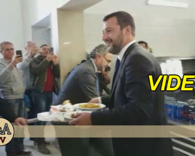 Palermo. Matteo Salvini mangia alla mensa della polizia:   “pasta con le sarde e pane e panelle – (Video)