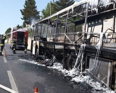 Palermo-Sciacca. Bus in fiamme, intervengono i pompieri: passeggeri in salvo… ma mezzo distrutto