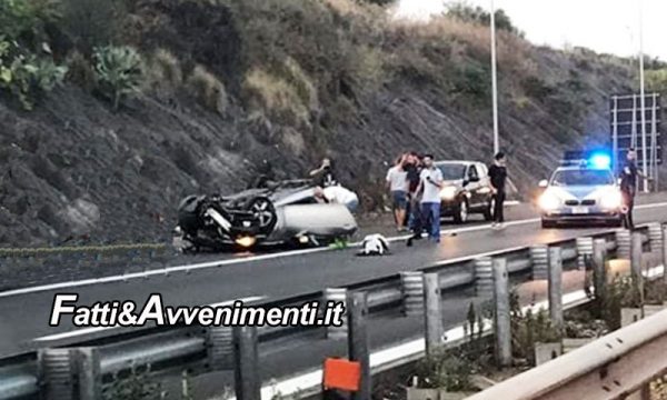 Catania. Pauroso incidente, auto si ribalta e il conducente resta incastrato: estratto dai pompieri, è grave