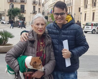 Trapani. Anziana entra in Comune con il cagnolino in braccio e viene multata dalla polizia municipale: “non pago”